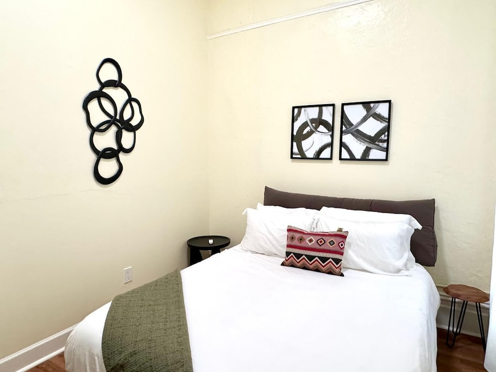 Gorgeous 3 Bedroom In Downtown