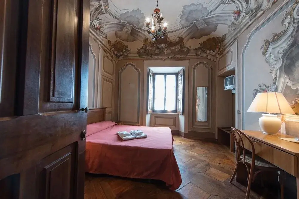 Casa REGINA MONTIS REGALIS