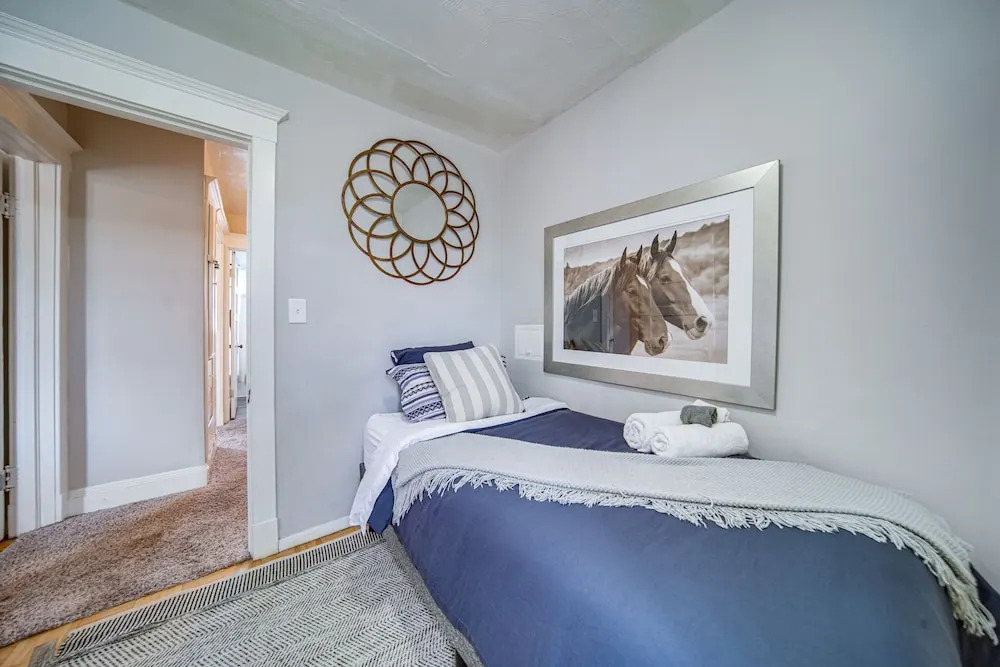 Pet-friendly Cleveland Townhome, 2 Mi to Downtown!