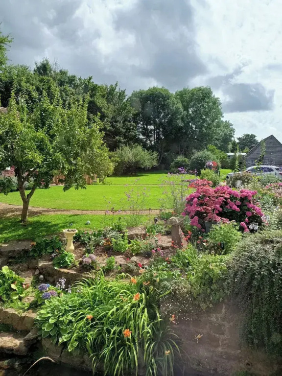 Romantic Chalet- Hot Tub- Games Room-stream-views