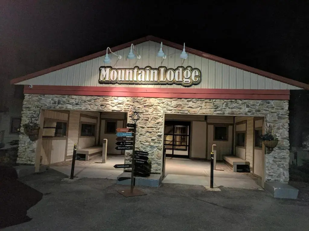 ML 345 Ski-InOut Slope Views Sleeps 6 Steps to Ballhooter