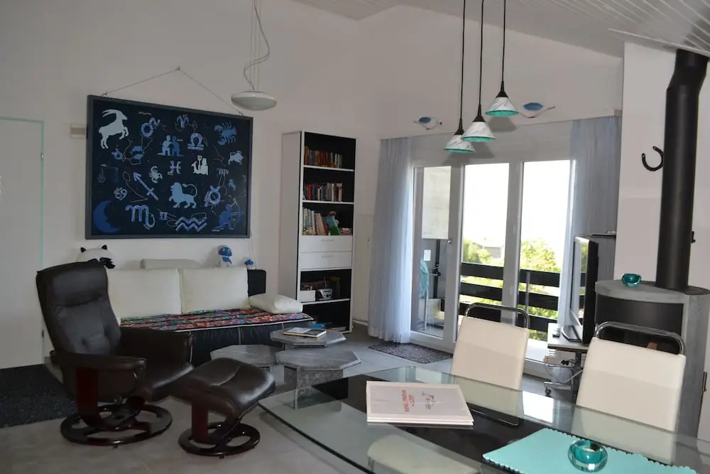 Two-bedroom Apartment for 4-5 Guests With Lake and Mountain Views