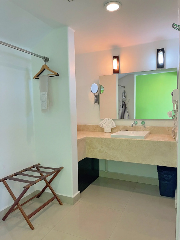Seven Crown Express & Suites by Kavia