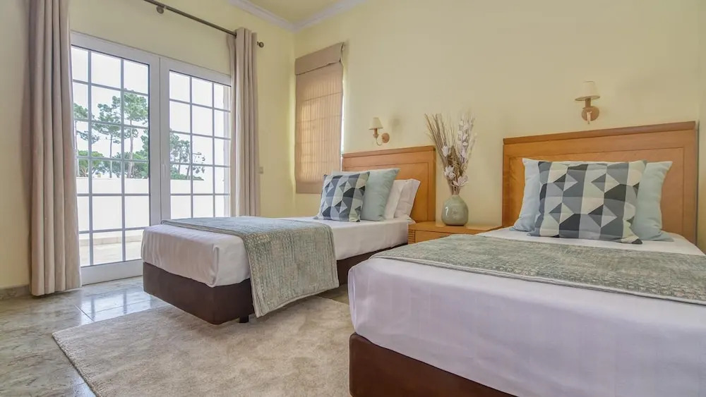 8-Bed Villa in Vilamoura-Sleeps-Playground-Pool