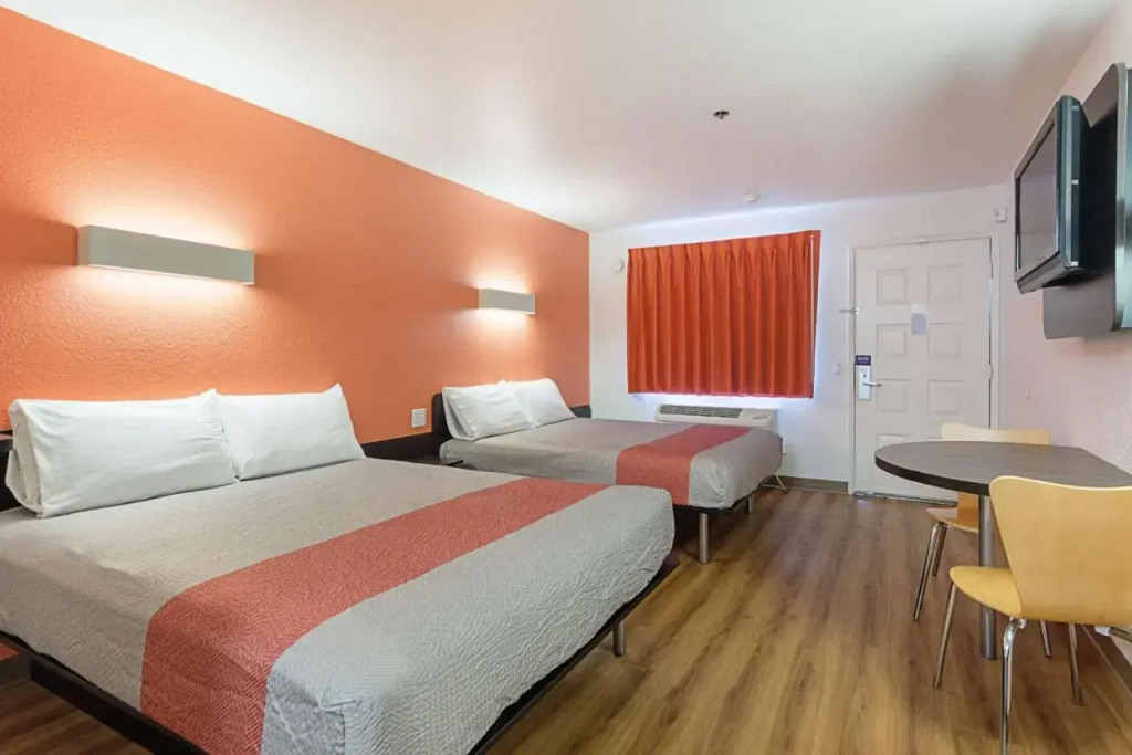 Motel 6 Shaw Ave & Hwy 99