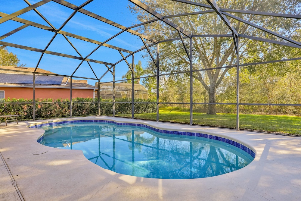 Peaceful Home With an Enclosed Patio, Pool, Grill, Washer/dryer, & AC