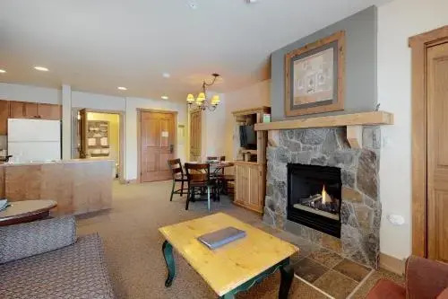 Red Hawk Lodge 2200