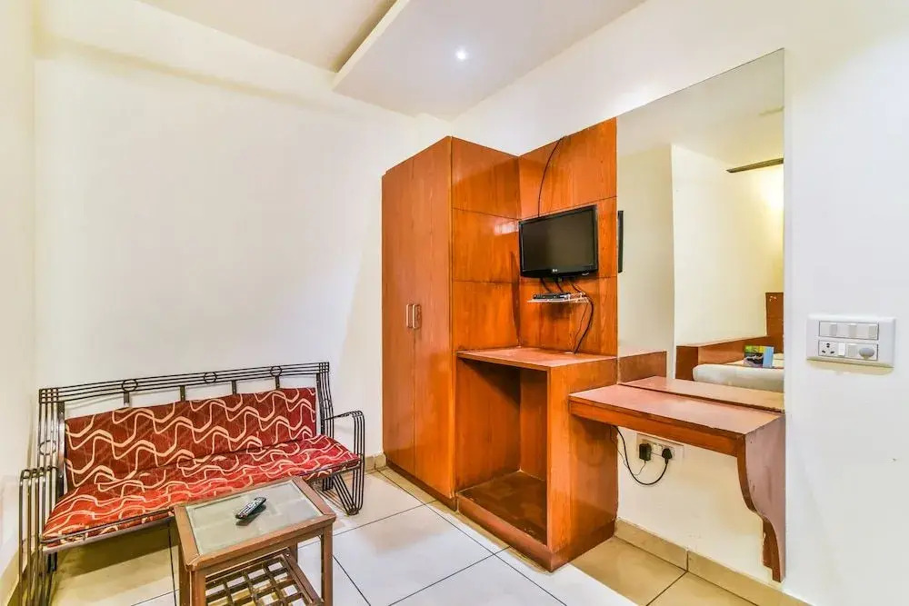 Hotel Le Grand - Walk-in from RK Ashram Metro Station