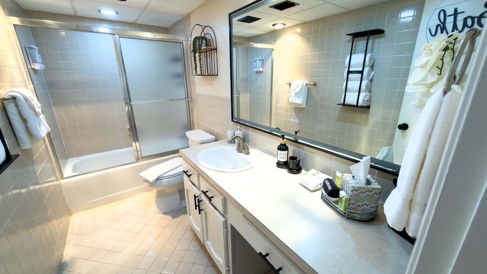 Direct Bayfront Sunsets - Boat Docks - Pool - Fish 2 Bedroom Apts