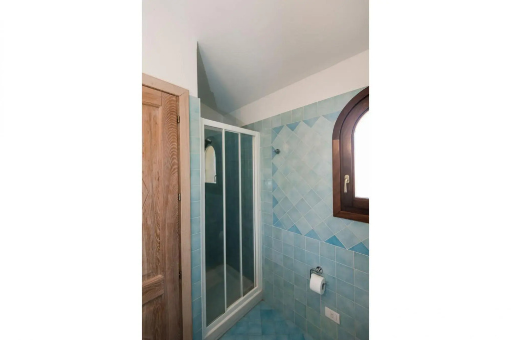 The apartment has 2 bedrooms , 2 bathrooms, lounge with sofa bed, equipped kitchen with also dishwas-PERLACEA 33