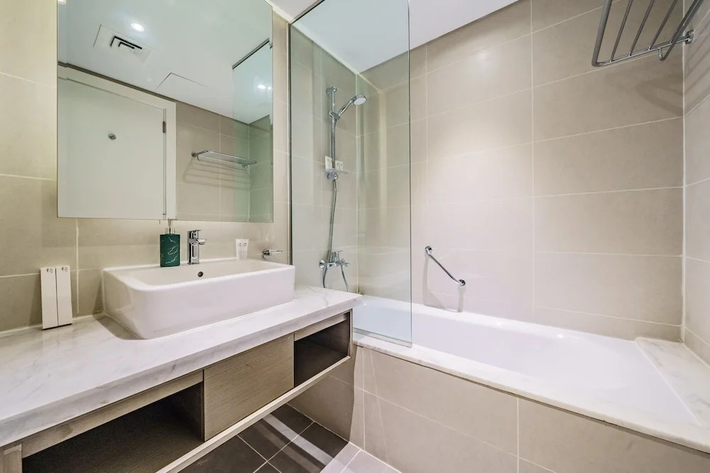 Stunning 2BR with Balcony-Canal View