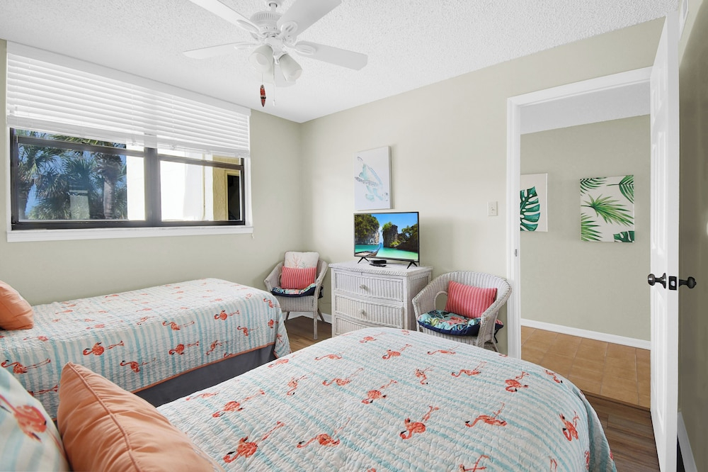 Newly Decorated Ground-floor Suite Steps From Beach and Pool W/views, Wifi