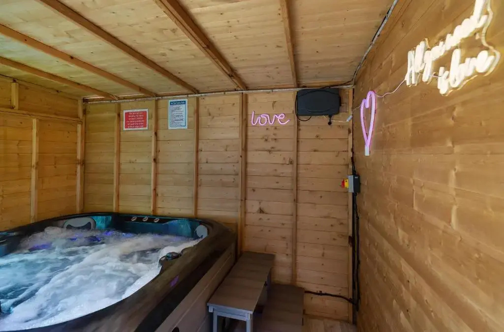 Get Away Home With Hot Tub Sleeps 4