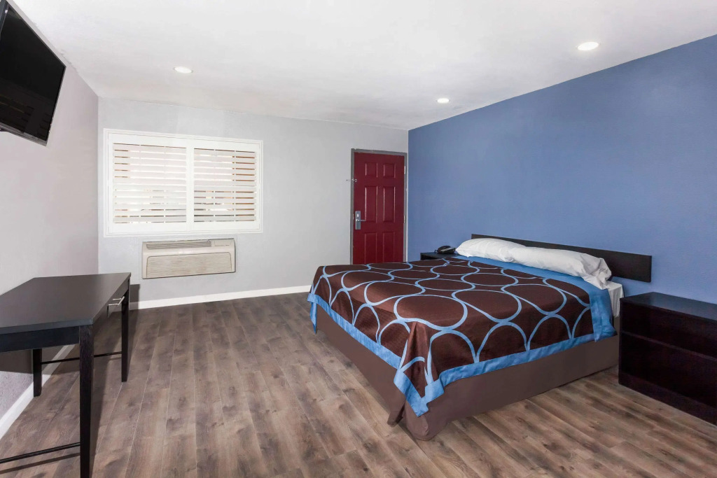 Super 8 by Wyndham Visalia