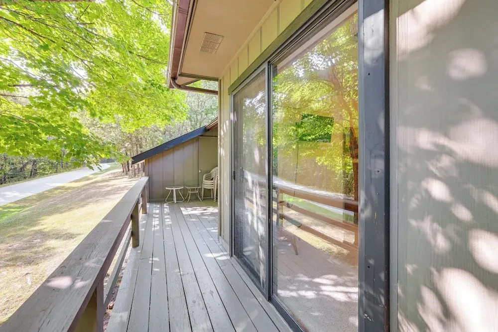 Bella Vista Townhome w/ Deck Near Back 40 Trail!