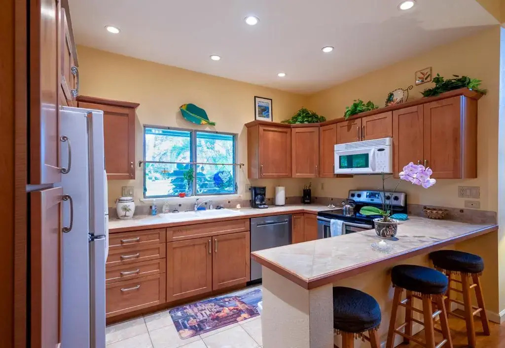 Puamana 25A: AC, spacious, updated, 8min hike to Anini, walk to shopping & more