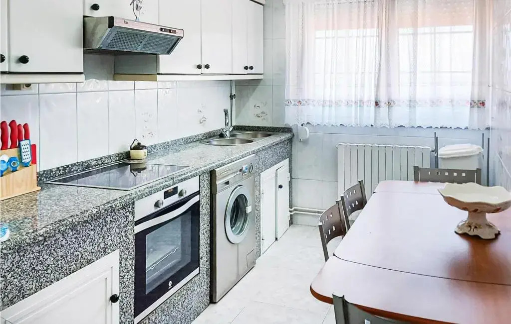 Amazing apartment in Fisterra with 4 Bedrooms and WiFi