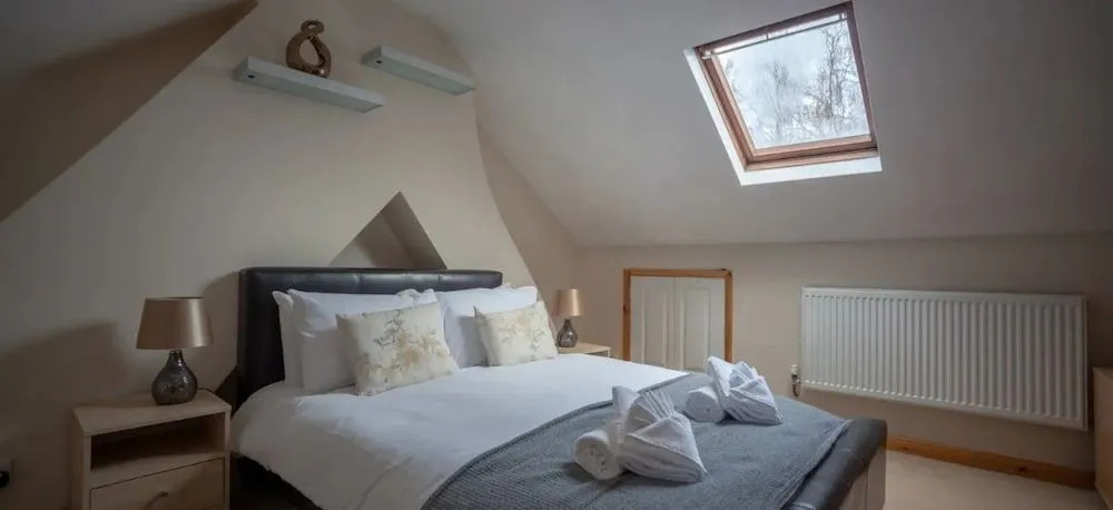 Hereford City - Goldcrest House - 4 Bedroom House With Parking, Located Very Close To City Centre & River Wye - Sleeps Up To 6 Guests - Hosted by RENTMYHOUSE