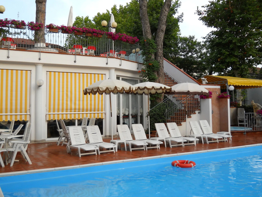 Hotel Villa dei Fiori - sul mare con piscina