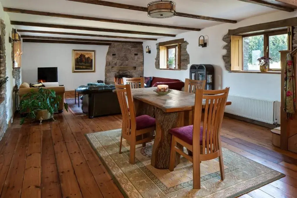 The Old Coach House - Converted barn with private garden parking and fireplace