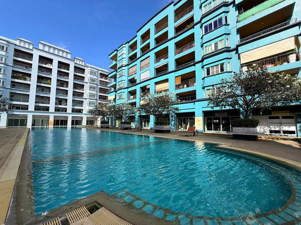 1-bedroom Pool-view Condo With Large Balcony - Jomtien