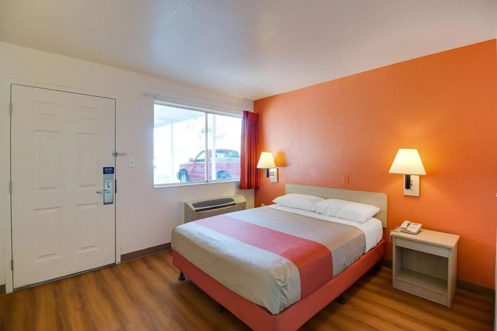 Motel 6-Phoenix, AZ - East