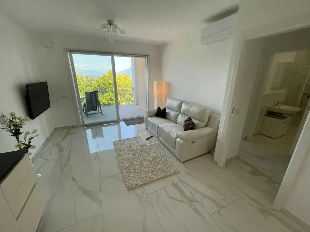 Isole Apartment With Pool and Lake View in Baveno