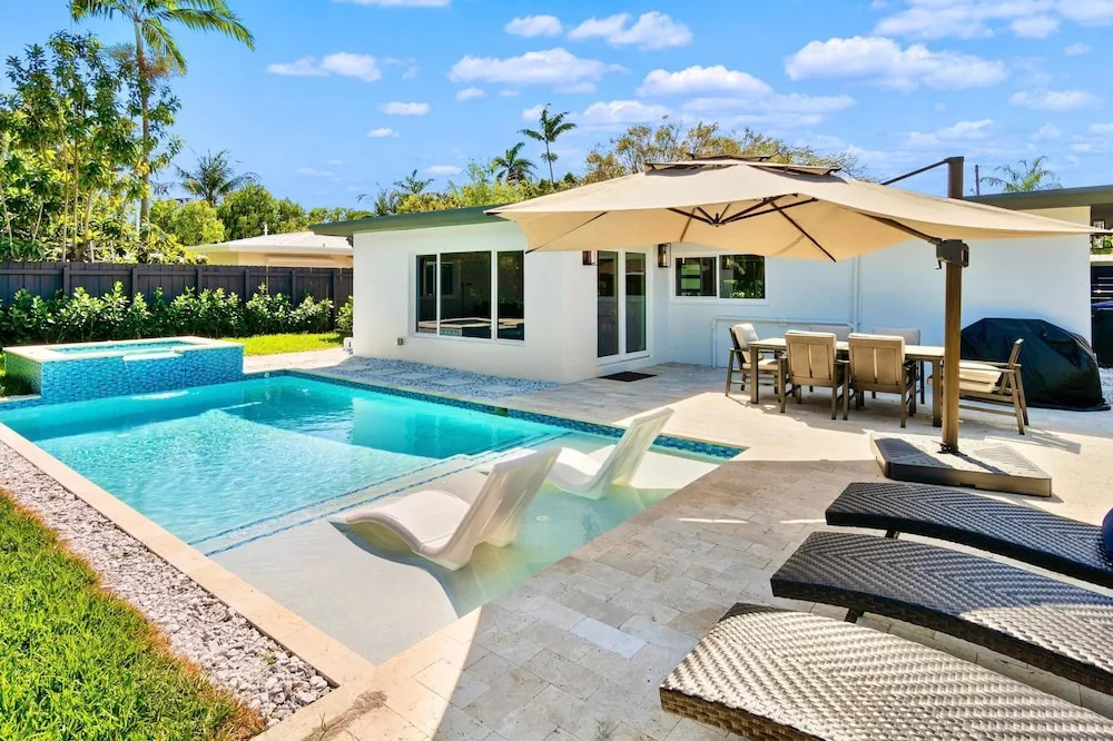 Stunning Poolside Luxury Retreat