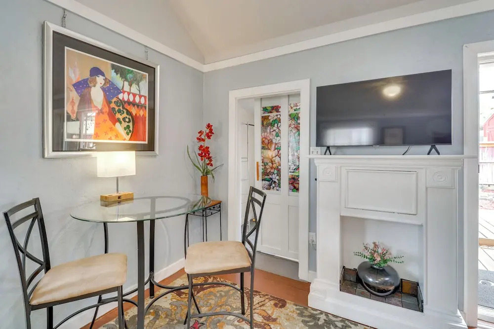 Walk to Downtown! ABQ Couples Studio w/ Deck