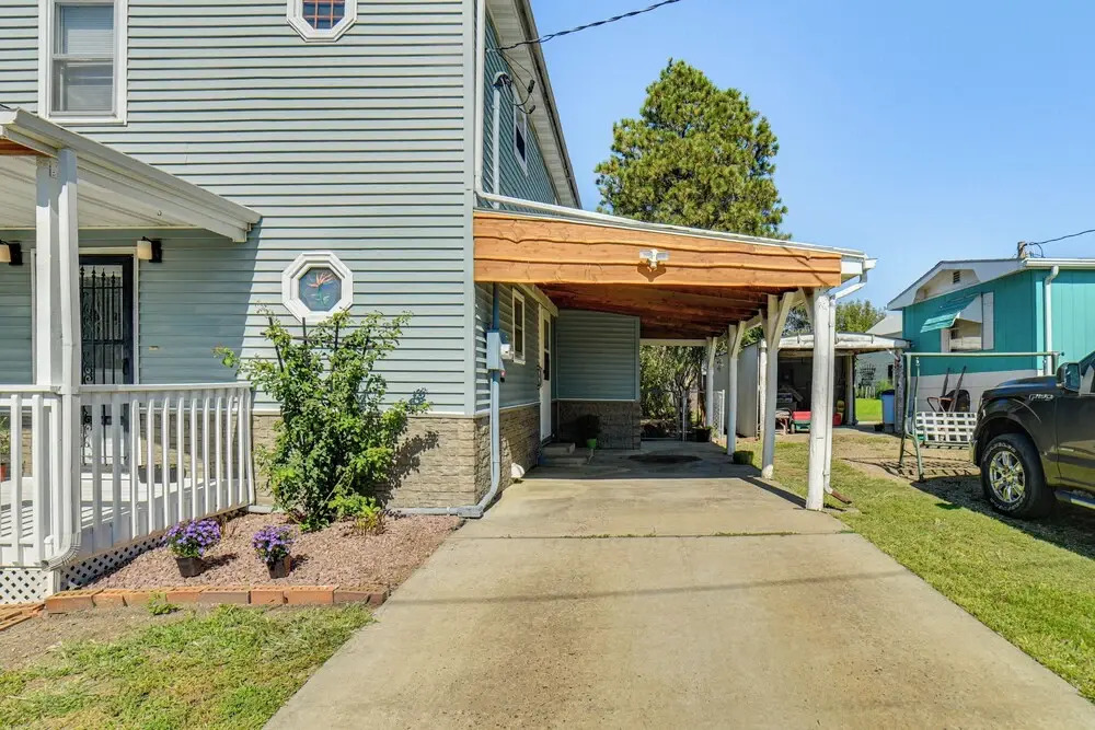 Walk to River: Oacoma Home w/ Dog-friendly Yard!
