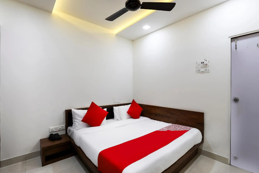 OYO 45011 Sumukh Hotel