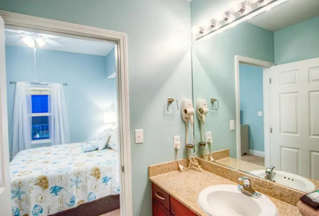 Large 3 Bd Penthouse 2020 In Laketown, Great Views and Amenities!
