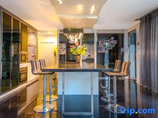 Luxury Pure Modern Pool Villa 5Bed KTV Gym Nr BTS&Central