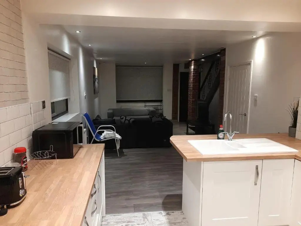 Central Manchester Family-Friendly Home with Free Parking and Workspace