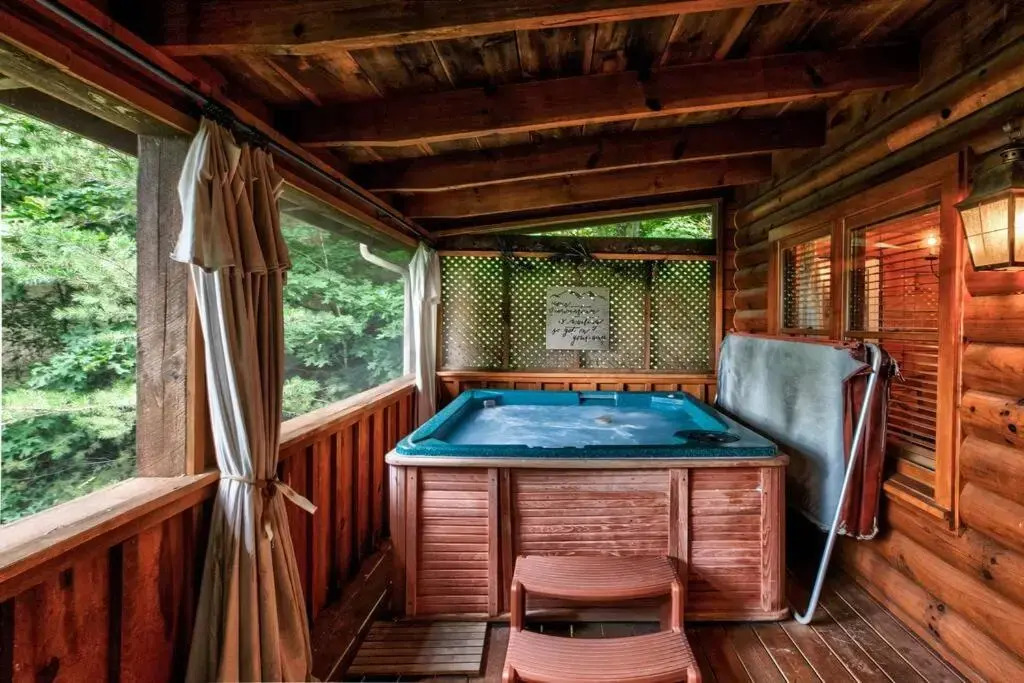 Nice View Fireplace Hot Tub Porch Bed Private
