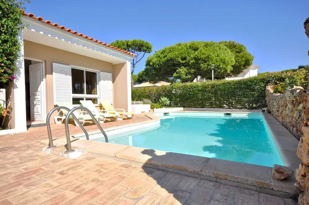 Stylish and well-equipped, private pool, close to amenities, free AC Wifi