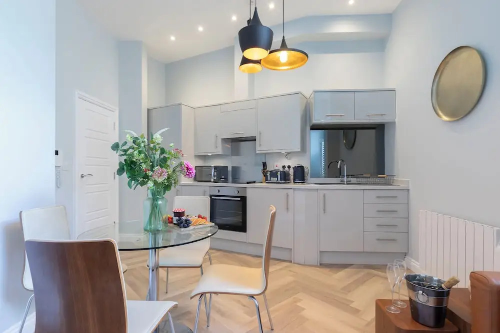 Elliot Oliver - Stylish 2 Bedroom Town Centre Apartment