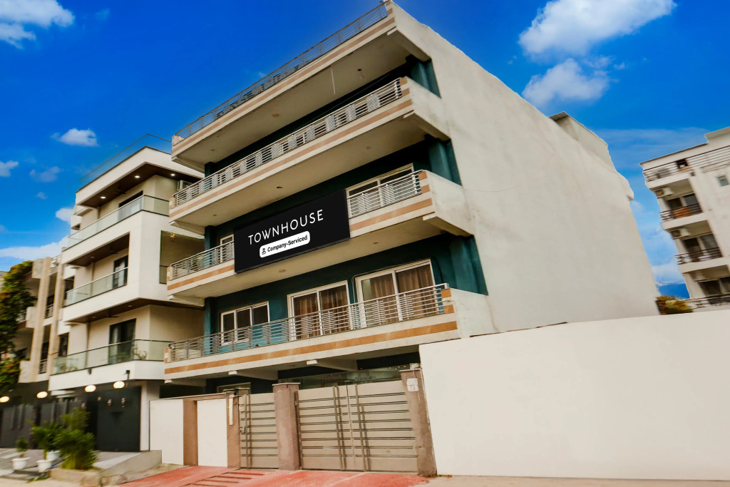 Super Townhouse Subhash Chowk Near Medanta Hospital Formerly L B Residency