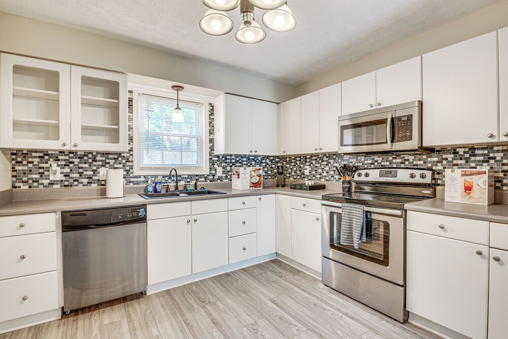 Welcoming Townhome: 1/2 Mi to Downtown Smyrna