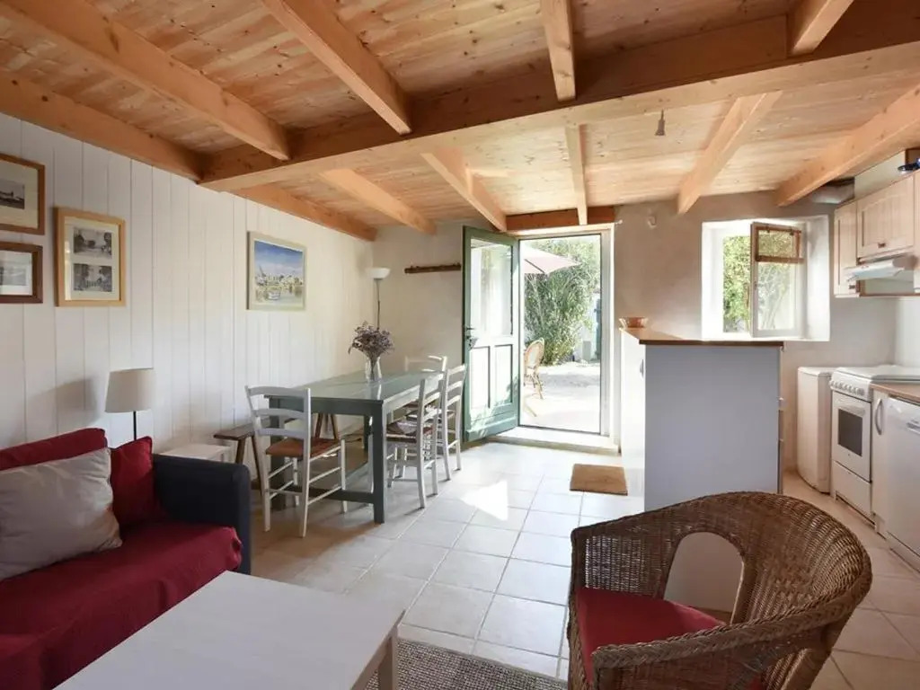 Maison de Charme avec Cour, 2 Chambres, Cuisine Équipée, Proche Village St Clément des Baleines - FR-1-434-74