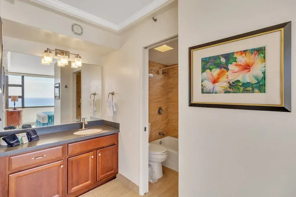 37th Floor Condo with Sweeping Ocean Views & Free parking!