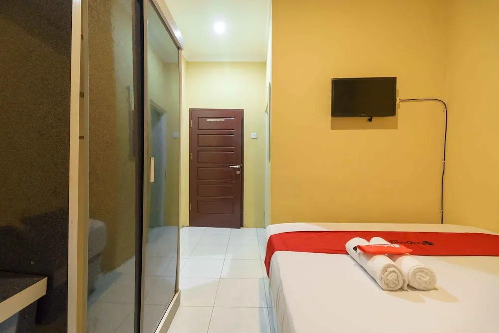 RedDoorz Syariah Near Jam Gadang Bukit tinggi 2