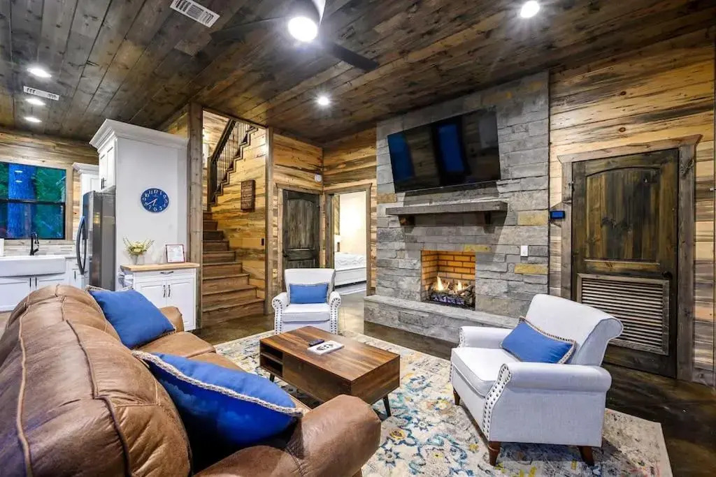 Brand New Luxury 2 Bedroom with Loft and Spa Sleeps 10
