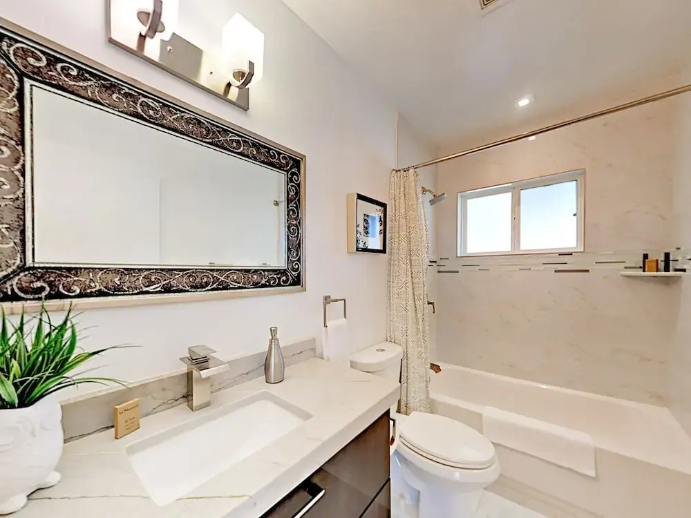 E Mariposa Home 4 Bedrooms 2 Bathrooms Home