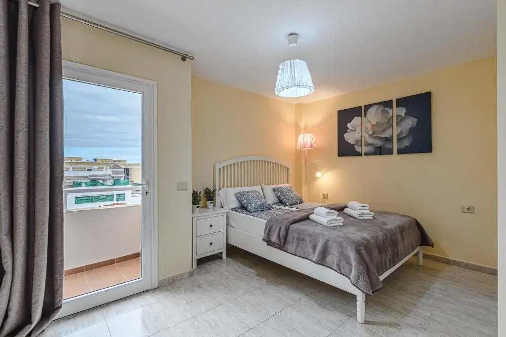 YELLOW 3 bedroom large apartment for 10 guests