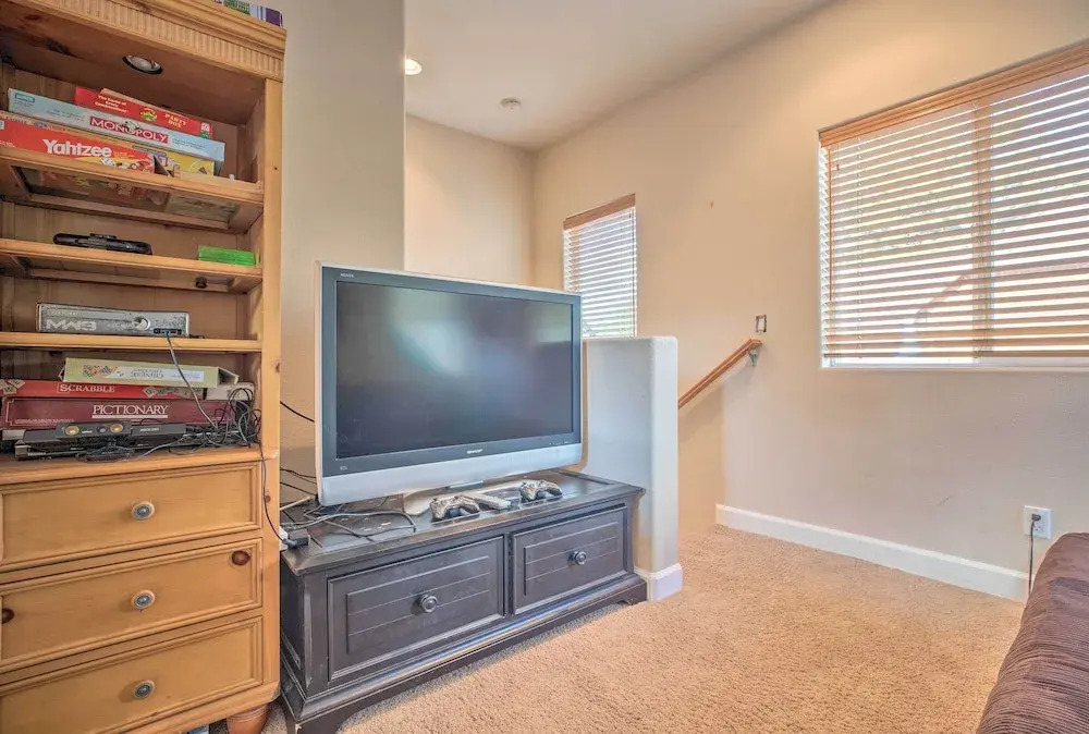 Mammoth Lakes Townhome - 10-Min Walk to Village