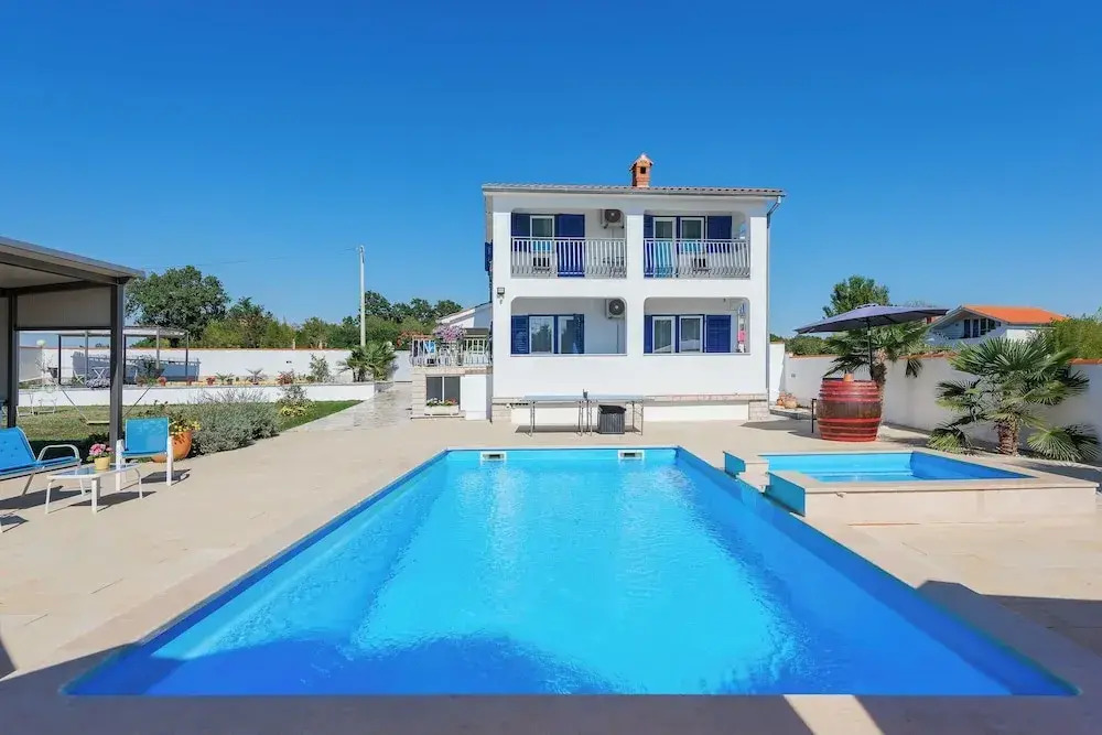 Family home with hydromassage pool & fun activities