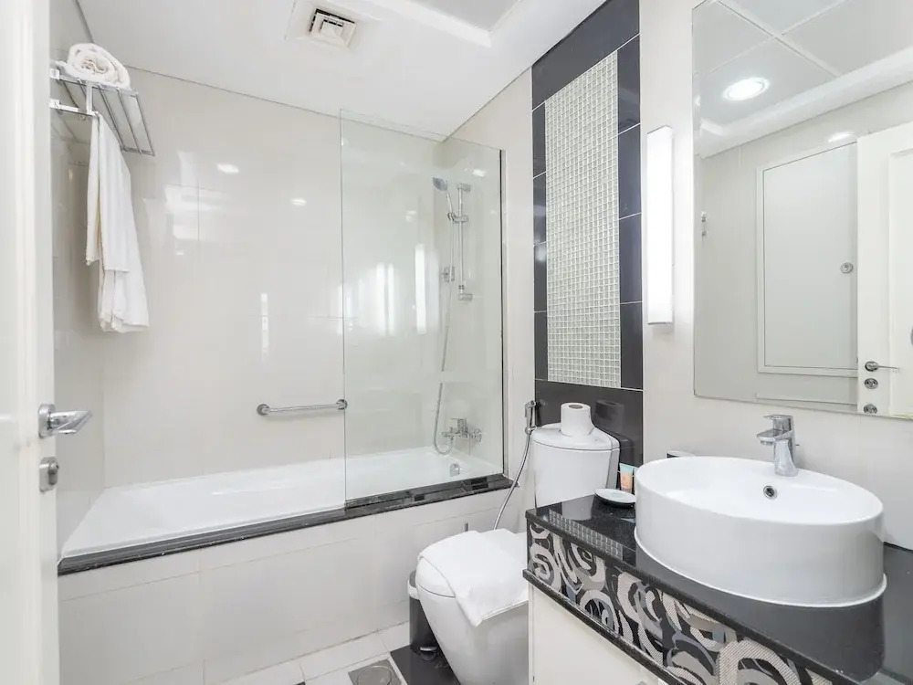Dlx 21st Flr 3BR Pool/gym Near Mall by Belvilla