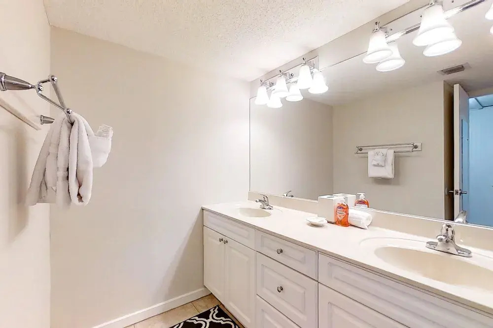 Beachfront Condo With Beach Access, Balcony, AC, Pool & Tennis