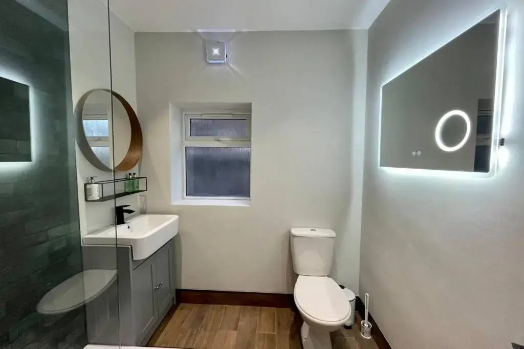 Modern Central Apartment + King Size Bed + Garden